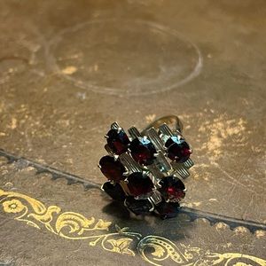 Beautiful, elaborate vintage ring with 9 red stones set in gold